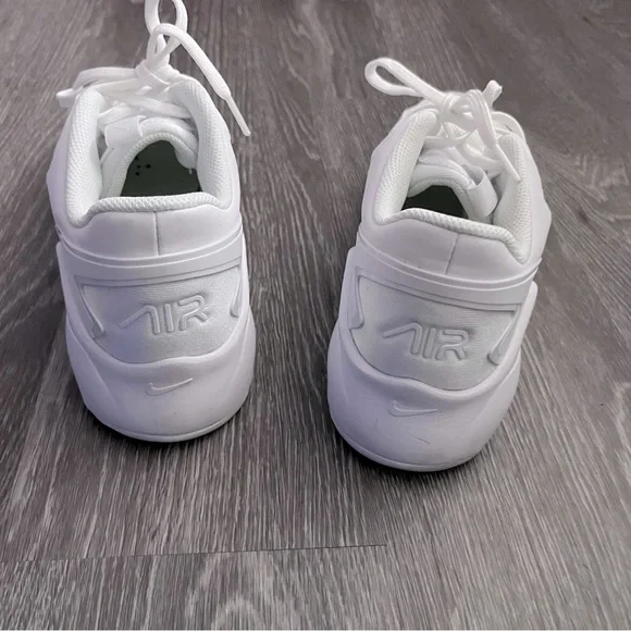 White Nike Air Max Sneakers Like New Size 9 - Picture 2 of 7
